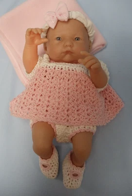 MUÑECA BEBÉ BERENGER 9" TODO VINILO ARTICULADA en TRAJE GANCHILLO ROSA Y BLANCO Foto 1 de 4