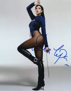 DUA LIPA AWESOME SINGER-SONGWRITER & ACTRESS SIGNED DAZZLING PHOTO - Foto 1 di 1