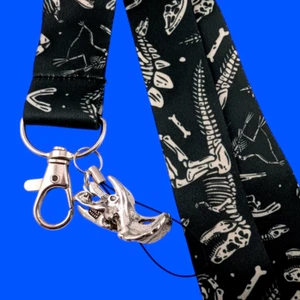 DINOSAURIER FOSSILIEN SCHLÜSSELBAND Totenkopf Charm Schlüsselring Namensschild Umhängeband Skelette 2V - Bild 1 von 4