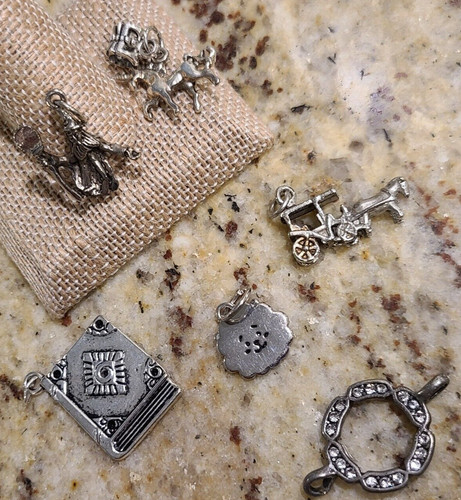 Lotto di 6 ciondoli con ciondolo tono argento. Libro dei Maghi Unicorno Cavallo Coach Orso