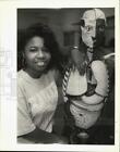 1990 Press Photo Xavier student Tara Miller shown with a human anatomy model