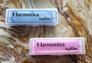 Armonica 4" 10 fori traslucida ~ blu O rosa ~ di Toysmith usata una sola volta - Foto 1 di 2