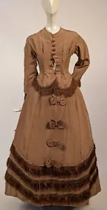 ENDE 1860ER JAHRE 2-TEILIGES BUSTLE RÜCKEN KLEID MIT SCHLEIFEN + SEIDENFRANSENBESATZ - Bild 1 von 11