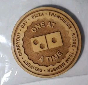 Domino’s Pizza Wood Challenge Coin Franchisenehmer Wertschätzung 2022 Button Token - Bild 1 von 4