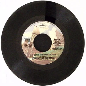 JOHNNY RODRIGUEZ AM I THAT EASY TO FORGET/JUST GET UP AND CLOSE.. VINYL 45 48-56 - Picture 1 of 2