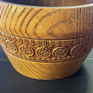 Pflanzgefäß/Schale aus Kunstholz mit graviertem Blumendesign 5,5 Zoll Durchmesser und 4 Zoll hoch. - Bild 1 von 13