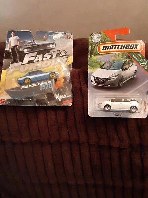 Ford Escort 1970 y Nissan Leaf Matchbox 2018 autos Foto 1 de 2