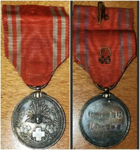 WWII JAPAN RED CROSS SILVER MEDAL ARMY NAVY WORN FULL PATINA RAINBOW TONNING - Picture 1 of 5