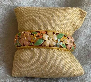 "Brazalete con bisagras Joan Rivers esmalte rosa crema verde pastel flor de 6 1/2" - Imagen 1 de 1