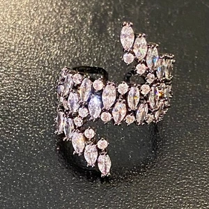Anillo largo marquesa diamante simulado enchapado en rodio negro 18k inspirado en el diseñador - Imagen 1 de 7