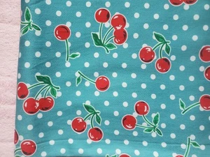 Blutsgeschwister Original Stoff Türkis Rot Weiß Kirschen Dots 1,65m X 1,40m - Bild 1 von 3
