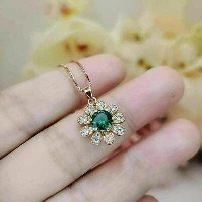 Colgante de flores enchapado en oro amarillo de 14 k esmeralda simulada de corte redondo de 2 quilates para mujer Foto 1 de 3