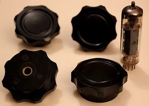 LOT DE 4 TRES GROS BOUTONS VINTAGE " PINCH DISC " POUR RADIO & AUDIO - Picture 1 of 1