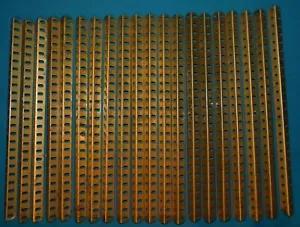 20 CORNIERES DE 25 TROUS DE 32cm réf 8 .PIECE MECCANO ANNÉES 36/58 BOITE 4a à 10 - Bild 1 von 24