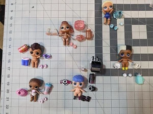 LOL OMG Surprise Mini Lot 6x Puppen + Kleidung Tassen Zubehör Schuhe Pakete etc - Bild 1 von 5