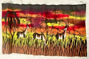 70er Jahre Afrikanische Kunst Batik Gemälde Antilopen Signiert Kunst Wandbehang Stoff (1) - Bild 1 von 4