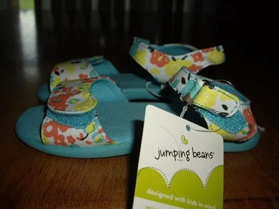 Sandalias de frijoles saltadores nuevas con etiquetas para niñas pequeñas talla 8 flores azules cierre fácil $30 Foto 1 de 4
