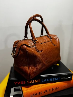 蔻驰迷你 Bennett 挎包 马鞍 卵石纹皮革 - 斜挎包 + 顶部手柄 — 第 1/4 张图片