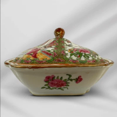 Antiguo plato cubierto de porcelana china medallón rosa pintura a mano en relieve Foto 1 de 4