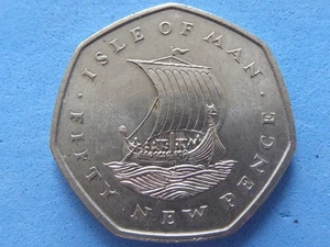 1241) Isla de Man Grande 50 Peniques 1985 Barco Vikingo Buen Grado £4,50 - Imagen 1 de 2
