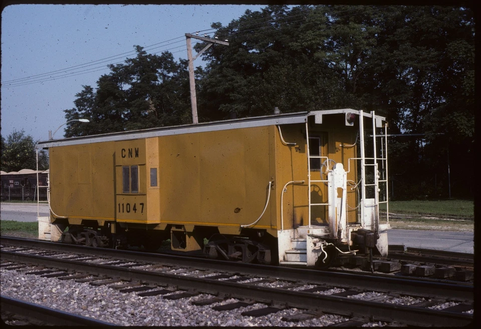 BH.B12.CNW382 Original Colour Slide CNW  Caboose #11047 at Elmhurst, IL 1998 — 第 1/1 张图片