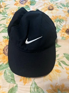 Nike Swoosh Mütze Kappe schwarz bestickt Logo verstellbarer Riemen hinten Kind Größe 4-7 - Bild 1 von 5