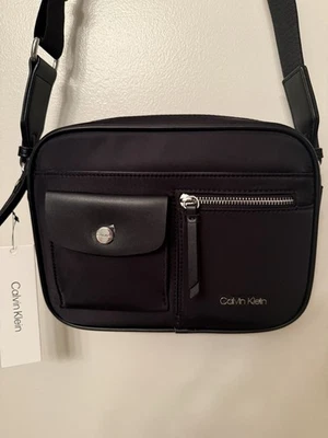 BOLSA TIRACOLO PRETA NOVA COM ETIQUETAS CALVIN KLEIN ROSSA IMPERDÍVEL! - Imagem 1 de 4