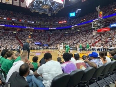 2 迈阿密热火vs芝加哥公牛队10/19/22 FTX竞技场VIP百加得Ocho ROW 2比赛1 — 第 1/4 张图片