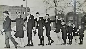 Vintage Eisläufer Presse Foto 9"X13" Der Bosch Schlittschuh Familie Chicago IL 1943 - Bild 1 von 7