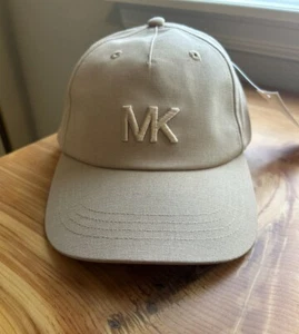 ¡NUEVO! Gorra de béisbol Michael Kors MK Logo para mujer color tostado talla única nueva venta al por menor $68 - Imagen 1 de 6