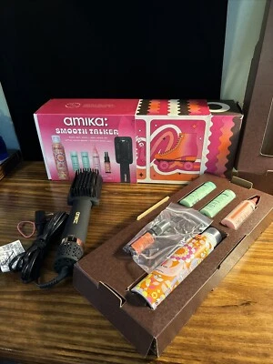 Alisador y cepillo de secado por soplado amika Smooth Talker con productos, precio de venta sugerido por el fabricante $150 Foto 1 de 4