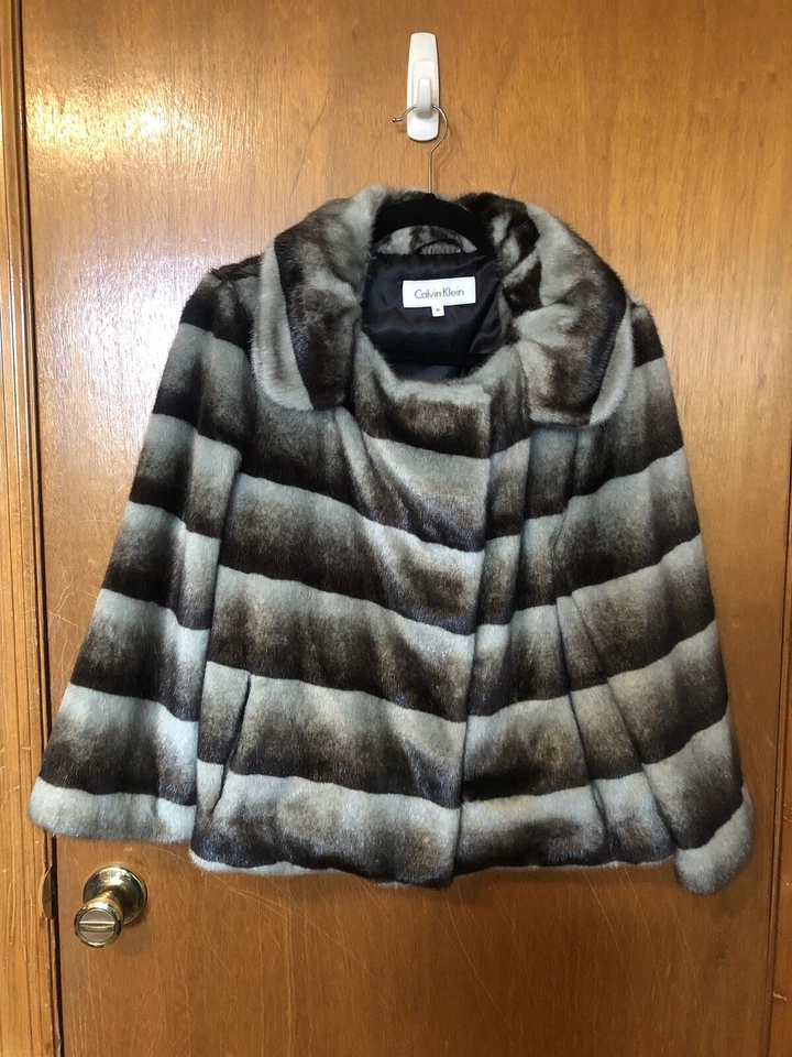 Chaqueta de piel sintética para mujer Calvin Klein en negro y gris talla mediana Foto 1 de 4