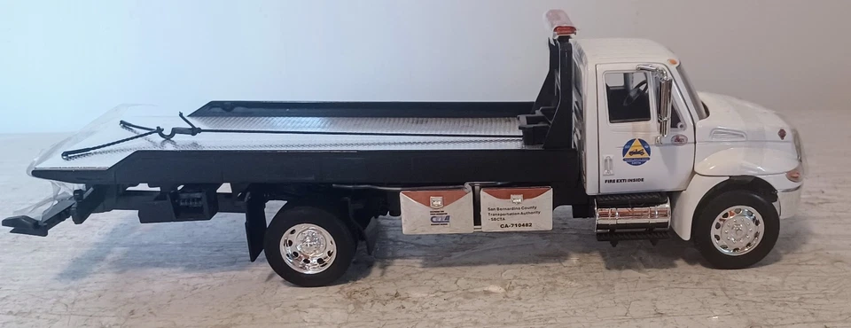 Camión de remolque Jada Toys 1/24 International Durastar 4400 plataforma CHP servicio de autopista Foto 1 de 4