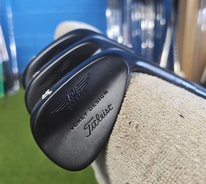 VOKEY BLACK NITRIDE 3 WEDGE SET 50-54-58 SPINE ALIGNED BLACK S300 IOMIC GRIPS - Imagen 1 de 10