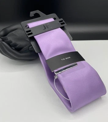 Corbata + barra de corbata para hombre JF J. FERRAR ~ lila ~ satinado sólido ~ NUEVO PRECIO DE VENTA SUGERIDO POR EL FABRICANTE: $34. Foto 1 de 3