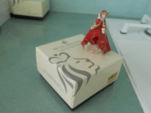 ROYAL DOULTON PORCELAIN TOP O' THE HILL MINIATURE LADIES FIGURINE - M217 BOXED