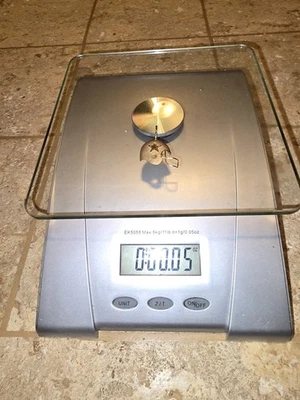 Colgante de casco de fútbol americano Michael Anthony de oro amarillo de 14 K con logotipo de Dallas Cowboys de la NFL Foto 1 de 4