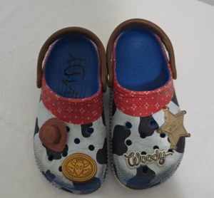 Zueco clásico Crocs Sheriff Woody Toy Story zapatos para niños pequeños talla 11 11C - Imagen 1 de 8
