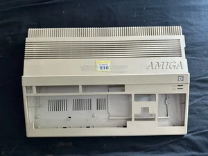 Amiga 500 Complete case Has Slight Yellowing With Port Covers Sold As Seen 916 - Afbeelding 1 van 8