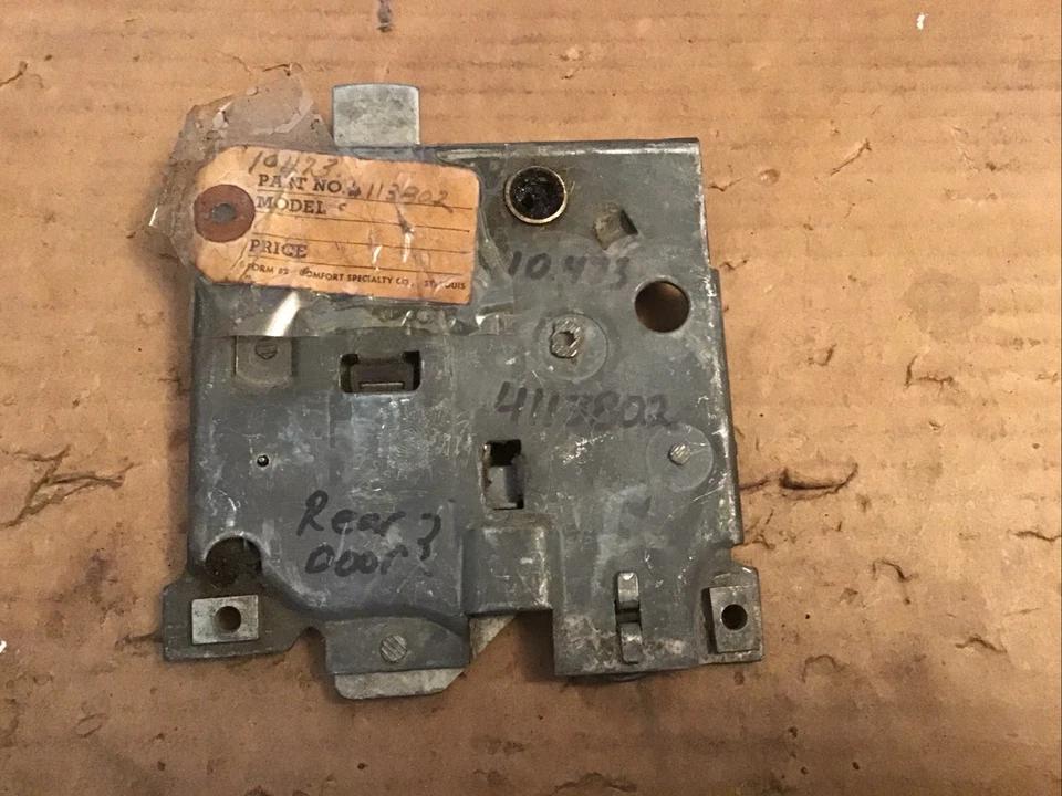 Conjunto de cerradura de puerta trasera derecha Buick Special Super Century y Roadmaster 1941. NOS  Foto 1 de 2