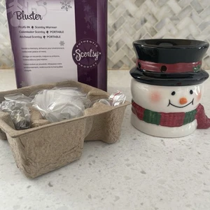 SCENTSY WARMER - BLUSTER, PLUG-IN Snowman NIB - Picture 1 of 2