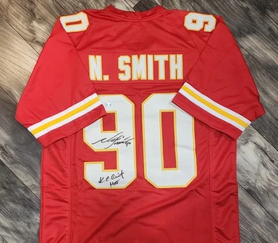 Camiseta roja firmada por NEIL SMITH personalizada de los Kansas City Chiefs "KC Chiefs HOF" Beckett Foto 1 de 4