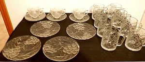 Vintage Glass Mugs, Cups, Saucers and Lunch Plates Grape Pattern - Foto 1 di 12