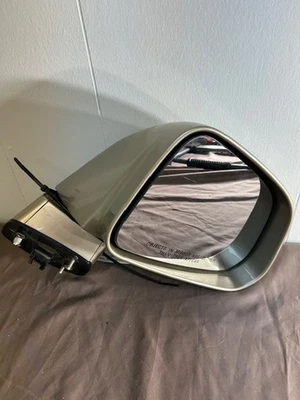 OEM, SIDE MIRROR ASSEMBLY, RH PASSENGER, GOLD, 2008 SATURN VUE Foto 1 de 4