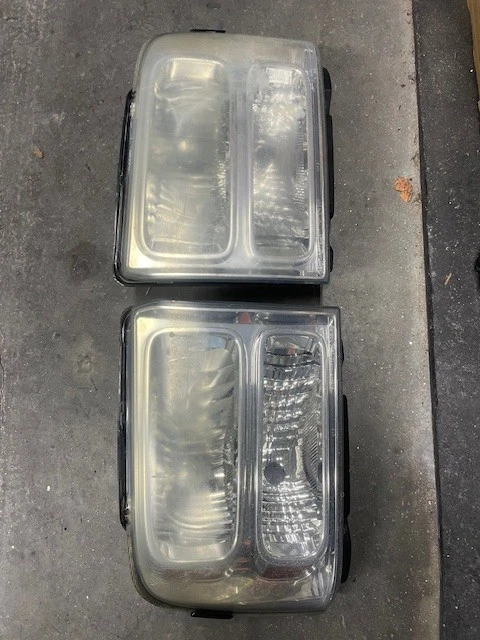 Par de faros Ford F250 Super Duty 2005-2007 OEM # 5C34-13005-A 5C34-1006-A Foto 1 de 1