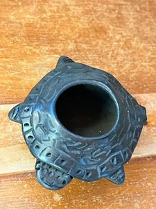 Artist Signed Small Incised Black Tribal Turtle Symbolic Tribal Pottery Pot Figu - Imagen 1 de 23