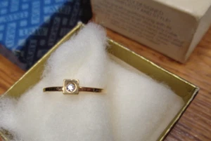 Anillo de Colección AVON Moda Joyería Punto Brillo Talla 5 ~ 1978 Copyright - Imagen 1 de 10