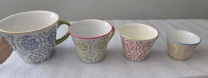 Pier 1 Imports Juego de 4 tazas medidoras de taza de té pintadas a mano Pier One - Imagen 1 de 11