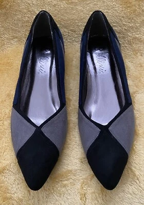 Zapatos planos Bellini Frenzy talla 8,5 W. Gamuza azul marino, negro y gris Foto 1 de 4