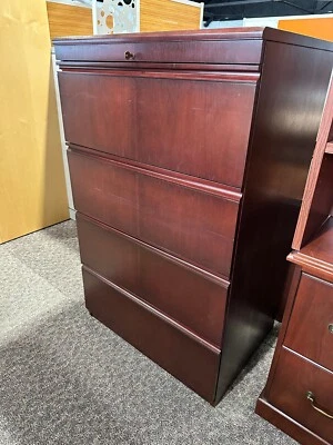 Archivador lateral 4Dr 31 3/4"Wx2'Dx52"H en acabado madera caoba con llave Foto 1 de 4